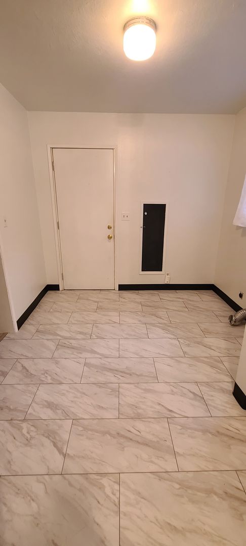 2 beds, 1 bath, $1,900