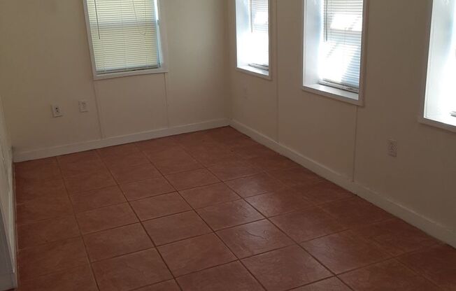 Annual unfurnished 2/1 SFH near Ringling College