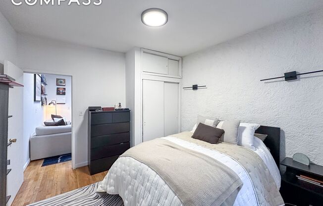 238 W 20 ST