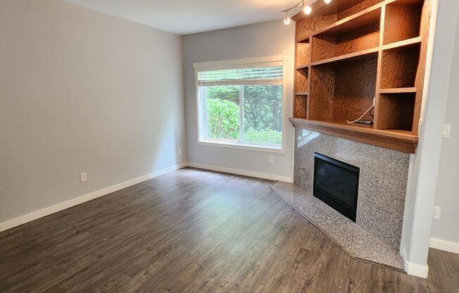 REMODELED Ground Floor Condo - Close to Woodinville & Kirkland