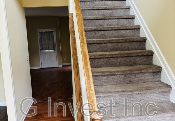 4995 UPPER ELM ST