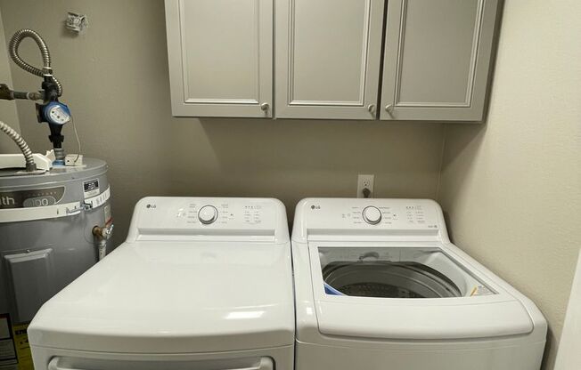 2 beds, 1 bath, 907 sqft, $1,300, Unit 1893D