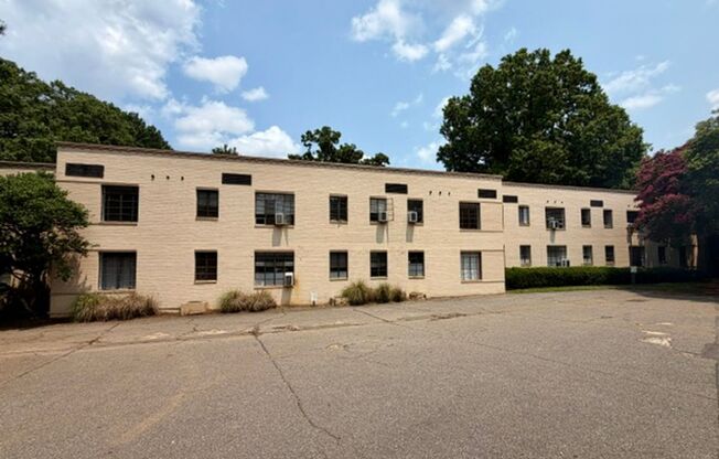 1/2 MONTH OFF SPECIAL - Dilworth -Historic Myrtle Sq 1 bed 1 bath condo