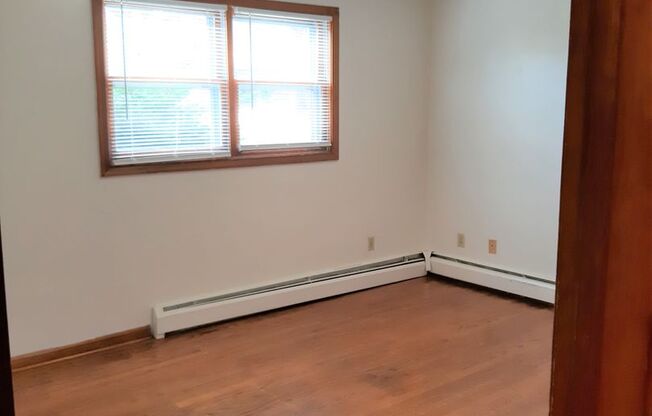 2 beds, 1 bath, 903 sqft, $1,210, Unit E-3