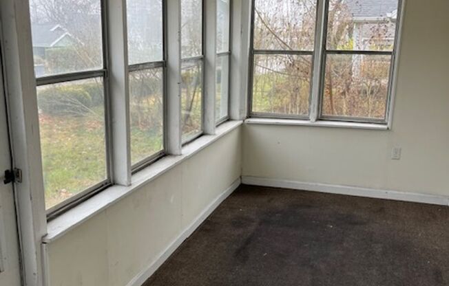 Cozy Multi-Level Living Close to Downtown