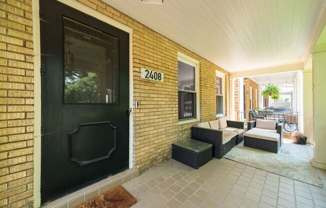Beautiful Renovated 3 Bedroom 2.5 Bath off of Rosewood Ave ***Available Mid June***
