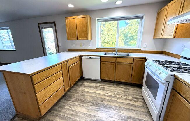 BONUS RENT SPECIAL! 3 Bed on Cul-de-sac with Great Backyard and Lawn Service!