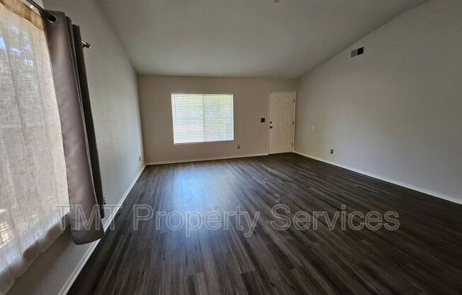 3533 DES MOINES DR