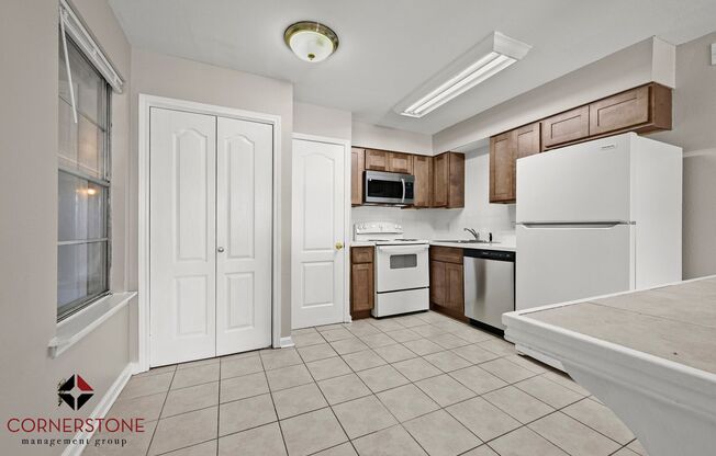 LOCATED MINUTES FROM LSU BASEBALL/FOOTBALL FIELD! 2 BED, 1 BATH!