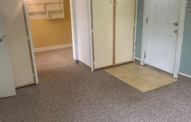 1 bed, 1 bath, $990, Unit 712.5 E. Cottage Grove Ave