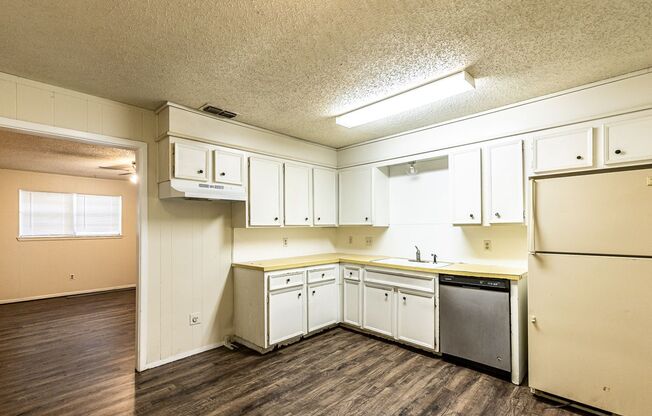 2 beds, 1 bath, 1,143 sqft, $800, Unit A