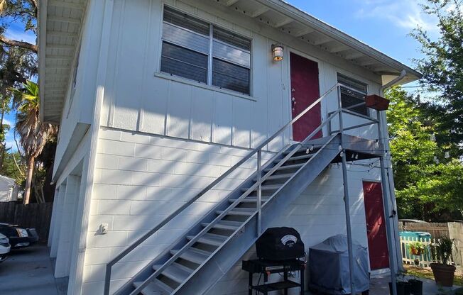 ** $500 OFF MOVE IN SPECIAL** Charming 2 bed 1 bath garage apartment in the heart of down town Orlando