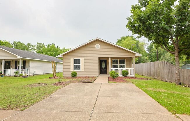 Charming one-story, detached single-family home in Houston offering 3 bedrooms and 1 bath.