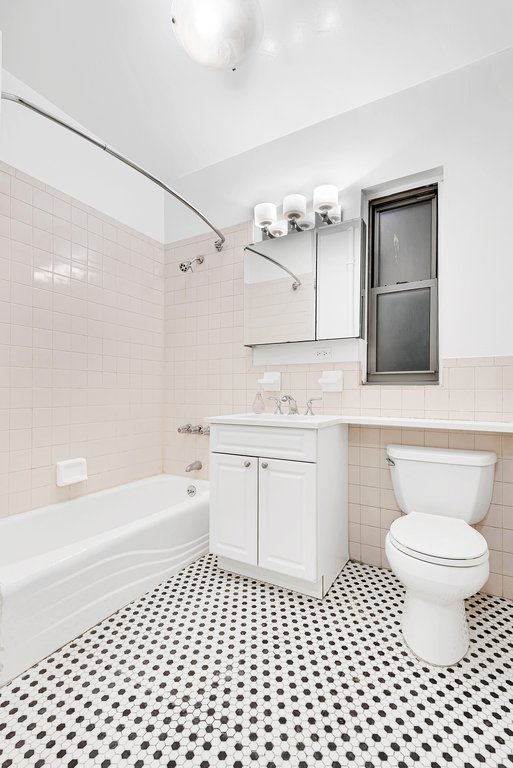 113 E 31 ST