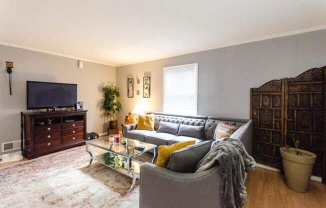 2 beds, 1 bath, 850 sqft, $1,100