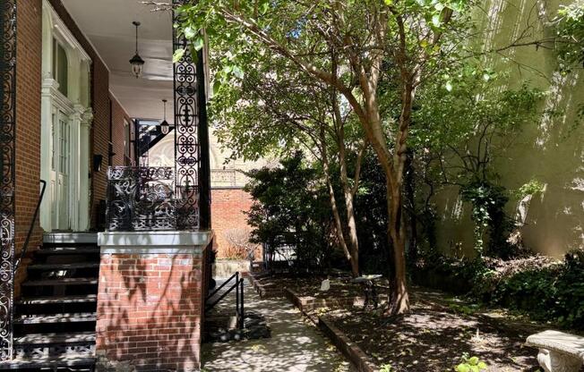 1901 E LOMBARD ST