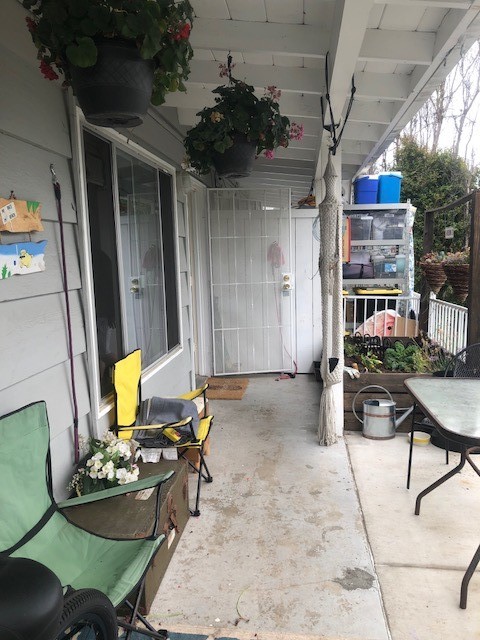 Spacious  2 bed / 1 bath upper floor Unit in OB