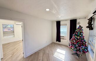 Spacious and Remodeled 2 bed 1 bath with parking!!!