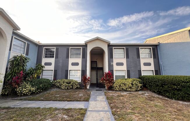 AVAILABLE NOW! Gorgeous 2/1 Condo located in front of UCF!