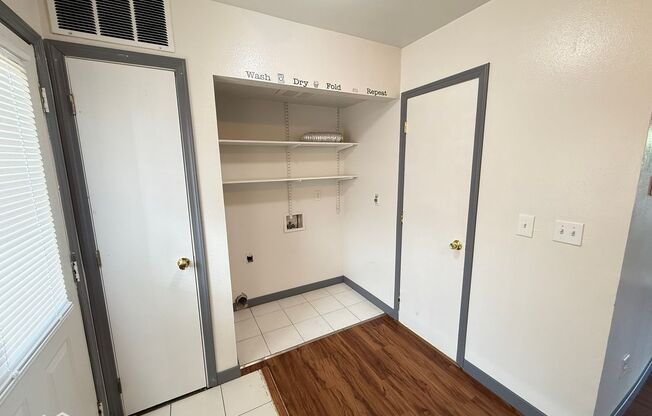 MOVE IN SPECIAL!! PRICE DROP! Modern Townhouse Living – 3 Beds, 2.5 Baths, Great Layout!