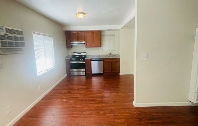 2 beds, 1 bath, 900 sqft, $1,295