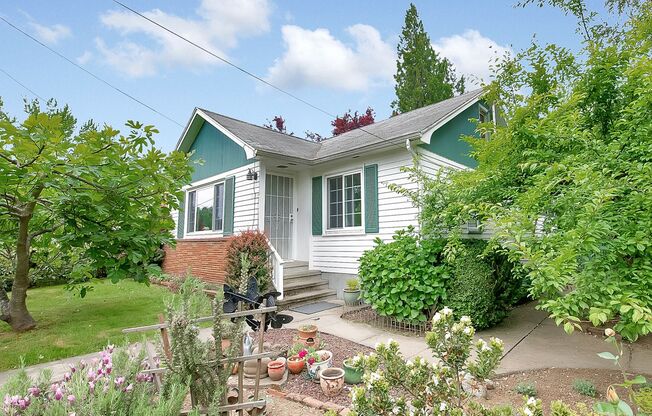 Amazing vintage 2-bdrm/2-bath Cully home—Giant garden, detached art studio, great location