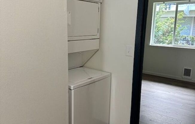 2 beds, 1 bath, 700 sqft, $1,250, Unit 216