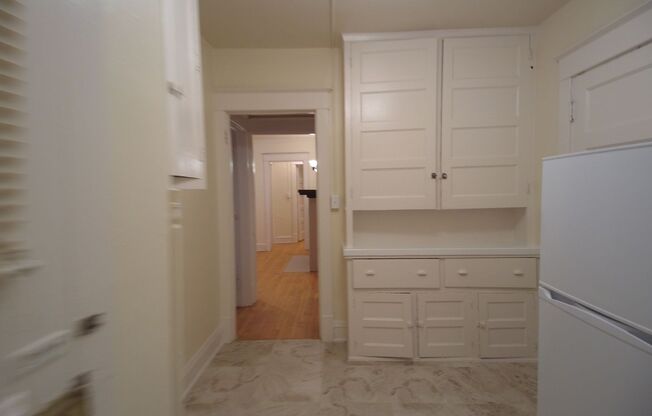 2 beds, 1 bath, 915 sqft, $1,400, Unit 3059 N Maryland Ave C, Milwaukee, WI 53211