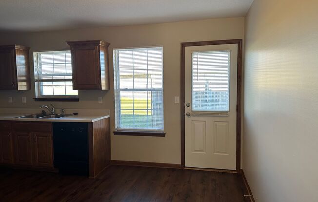 2 beds, 1 bath, $1,195