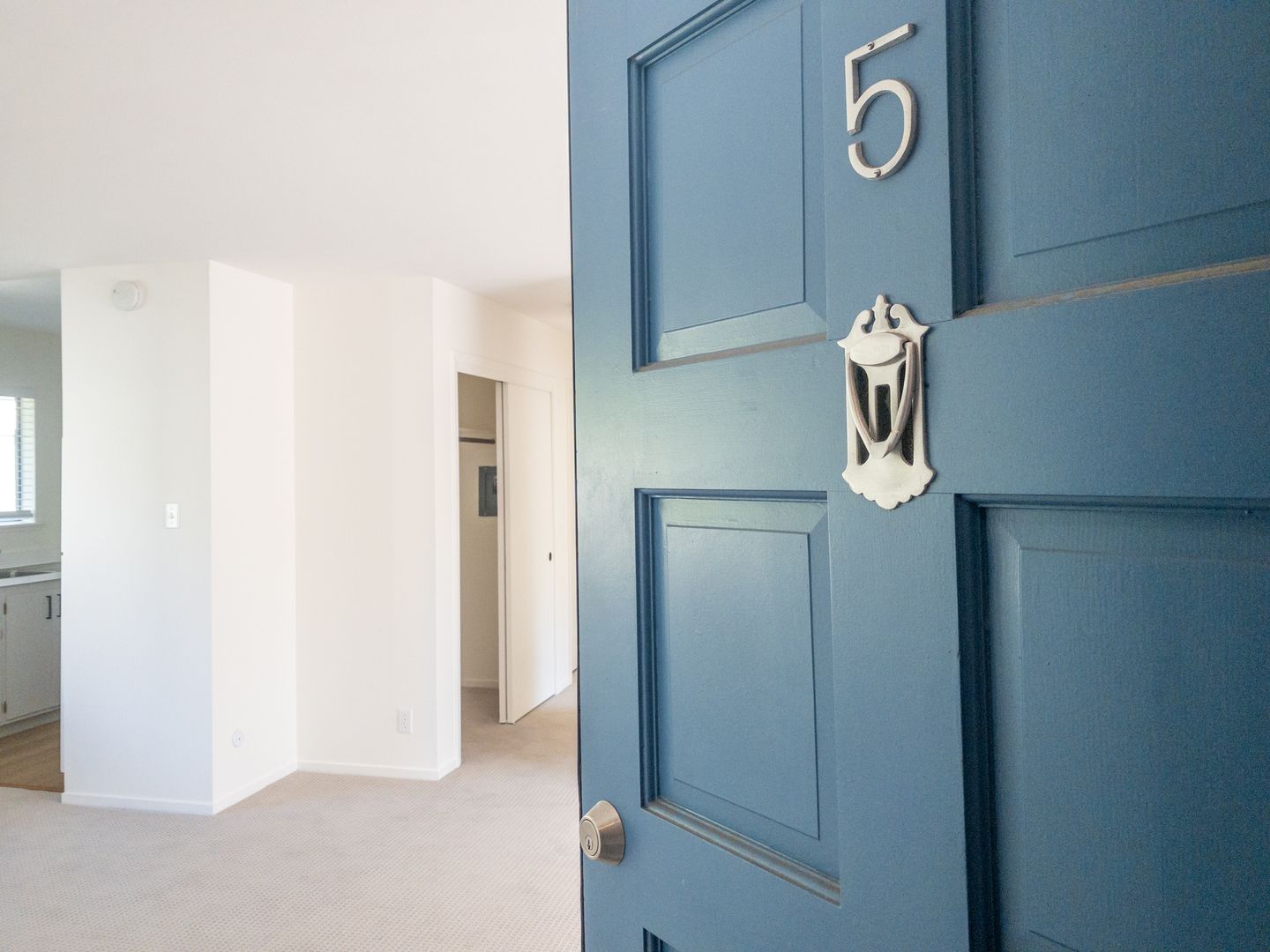 BRIGHT Remodeled Downtown 1BR/1BA Flat! Parking! -PROGRESSIVE