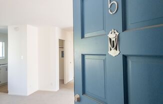 BRIGHT Remodeled Downtown 1BR/1BA Flat! Parking! -PROGRESSIVE