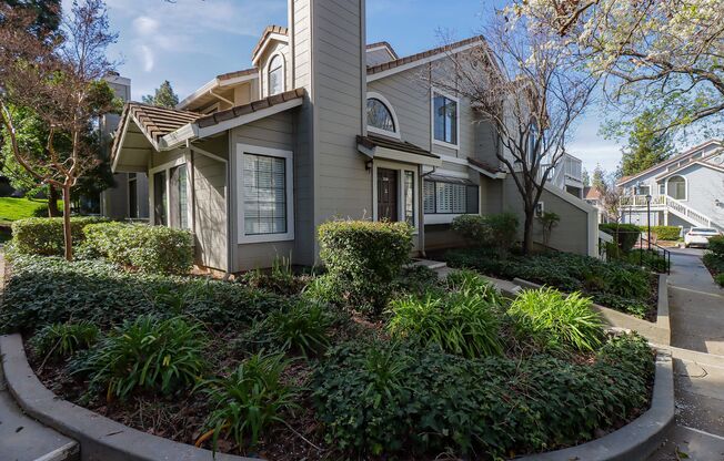 FULLY RENOVATED 3 BEDROOM, 2 BATHROOM TOWNHOUSE IN YERBA BUENA VILLAS. MUST SEE!!!