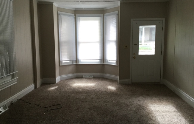 3 Bedroom, 2 1/2  Bathroom half duplex, $1100 mo - Available September