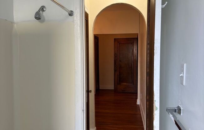 1 bed, 1 bath, 962 sqft, $1,560, Unit New King Edward  208