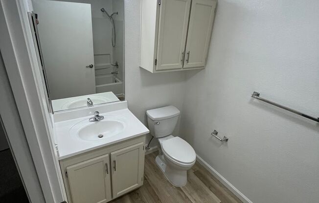 3 beds, 2 baths, 1,076 sqft, $2,200, Unit 2007