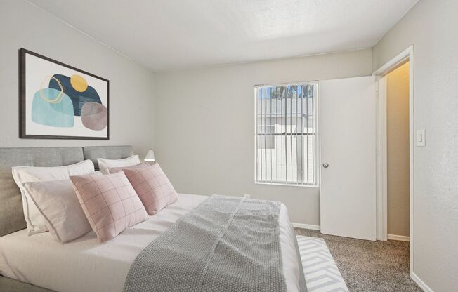 3 beds, 2 baths, 1,140 sqft, $1,649, Unit 2050