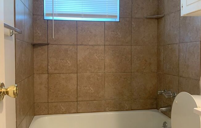 2 beds, 1 bath, 700 sqft, $870, Unit 9003