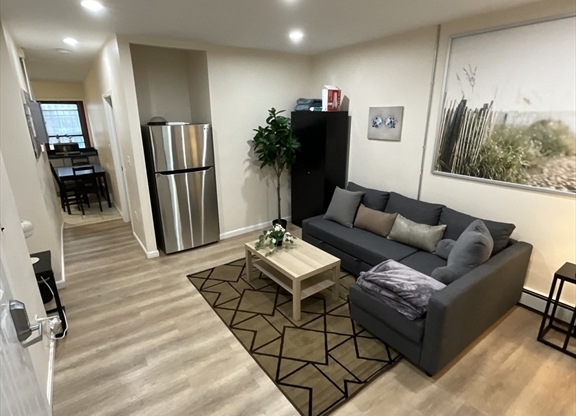 3 beds, 1 bath, 1,100 sqft, $4,700, Unit 3