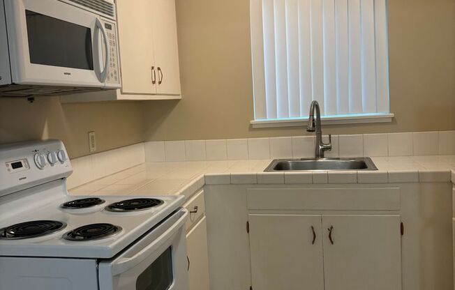 NICE QUAINT APARTMENT IN COLFAX!!