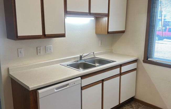 2 beds, 1 bath, 900 sqft, $850, Unit 101