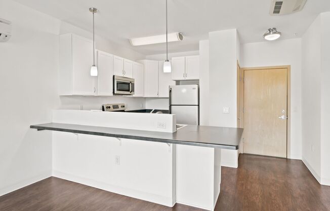 1 bed, 1 bath, 708 sqft, $1,950, Unit 423