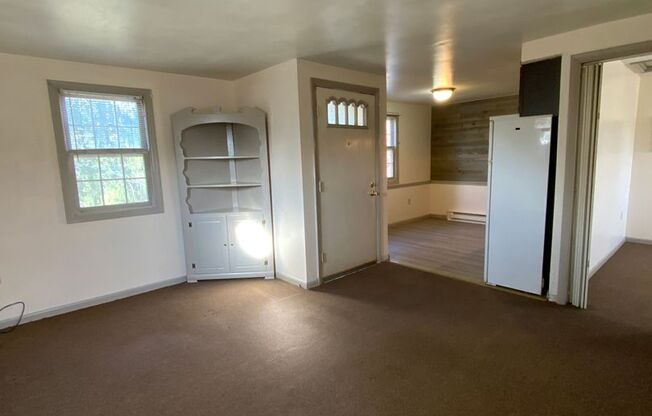 1 bed, 1 bath, $995, Unit APARTMENT GARAGE