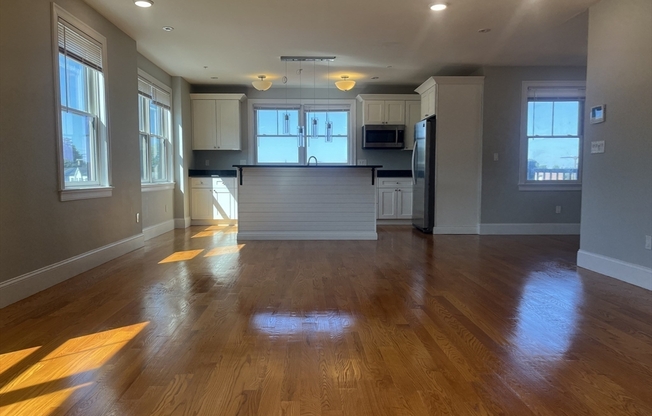 3 beds, 2.5 baths, 1,876 sqft, $4,250, Unit 13