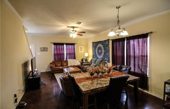 Spacious 4 Bedroom, 3 Bathroom House in Horse Haven!