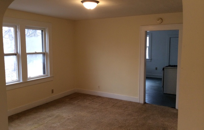 623 W Creighton Ave