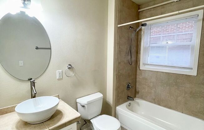 Charming 1 Bedroom, 1 Bath Large Apt in Inner NE Portland