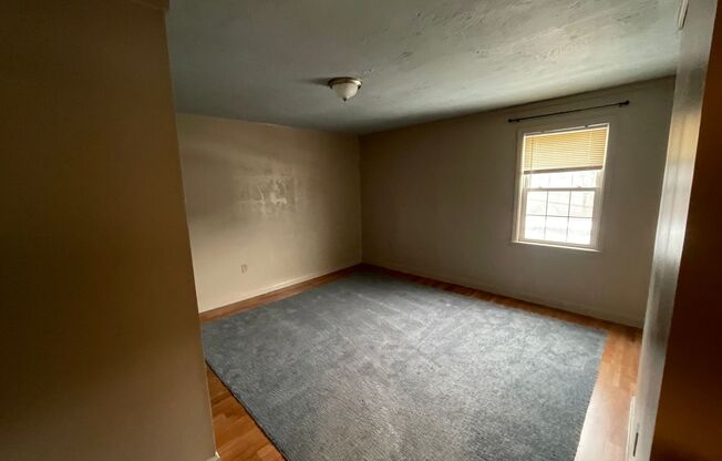 2 beds, 1 bath, $1,100, Unit 128 Railroad Street