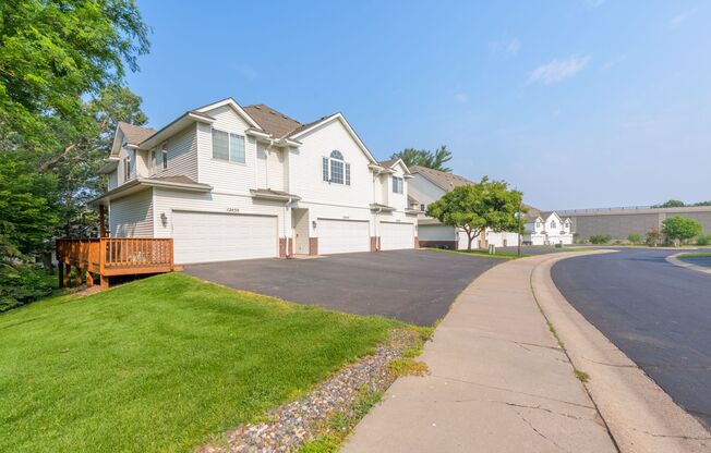 Fantastic 3 bed 3 bath townhome in Coon rapids!
