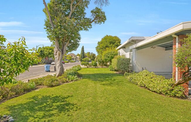 Spacious 4 bed, 2.5 Bath Home with Bonus Room and Pool in Palo Alto!