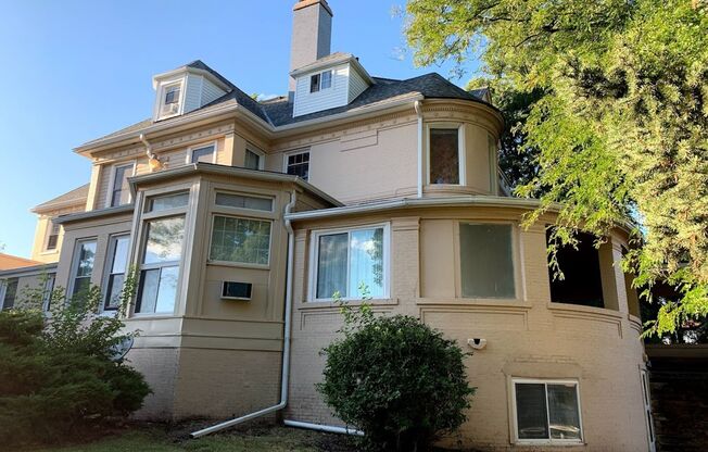 2 beds, 1 bath, 740 sqft, $995, Unit 03